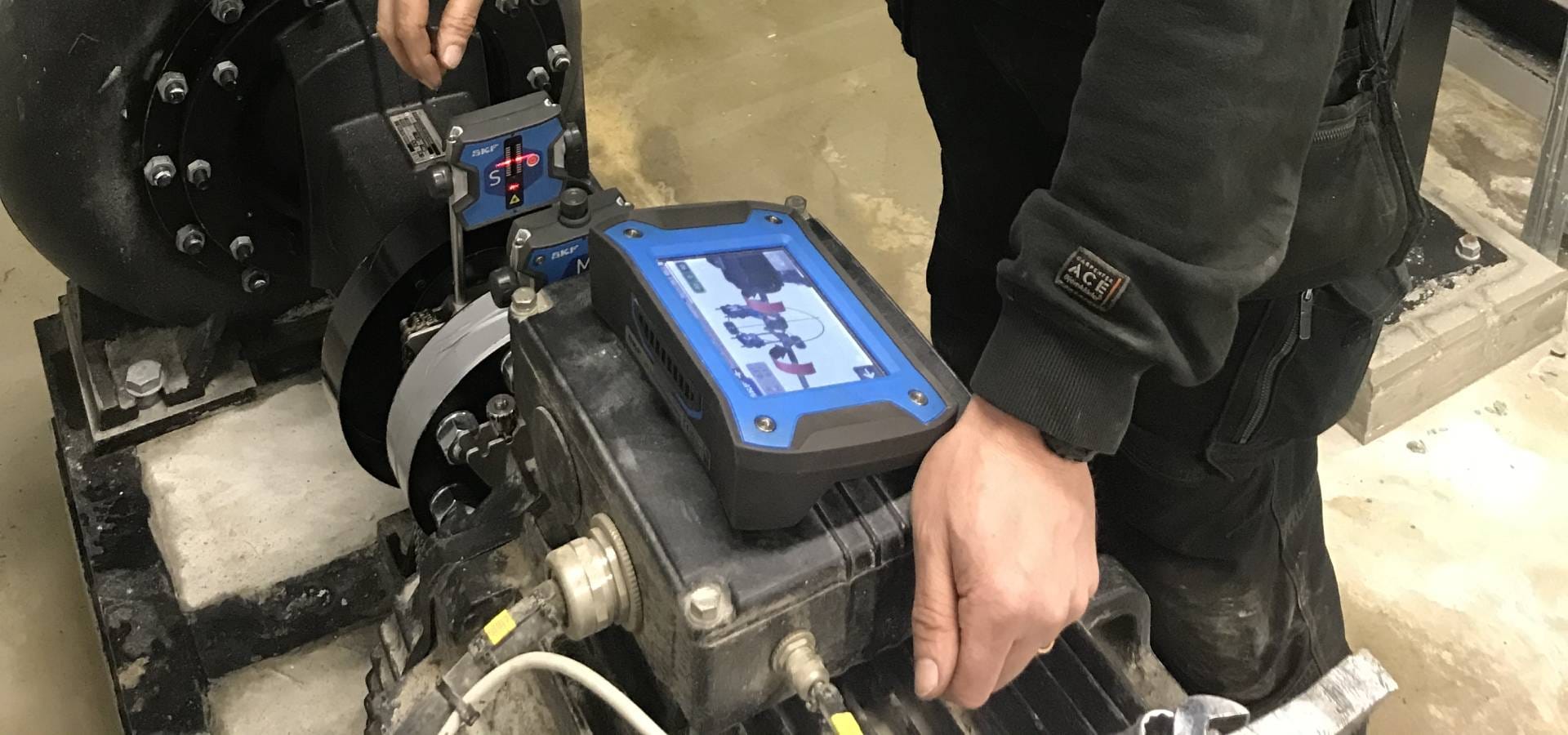 Tekniker arbetar med industriell utrustning